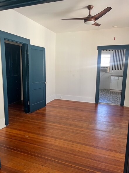 Dining - 719 W French Plz