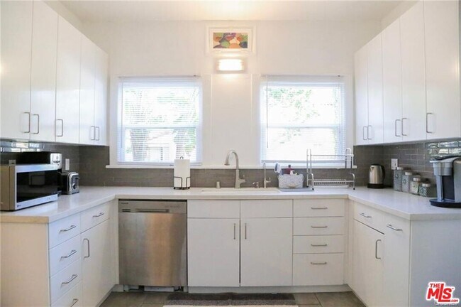 Building Photo - 601 Sweetzer Ave