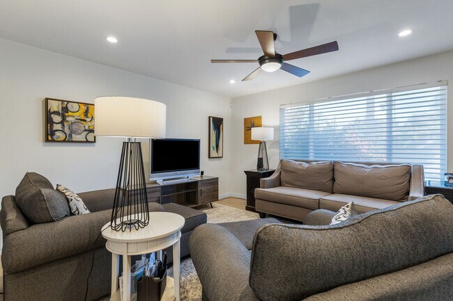 Building Photo - Cute 3 Bedroom 2 Bath In Phoenix!