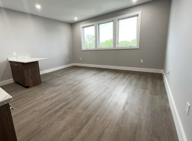 Building Photo - 80 Bridge St