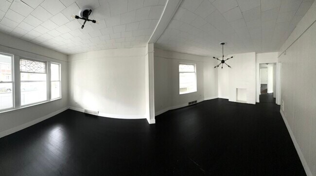 Building Photo - 108 Macamley St