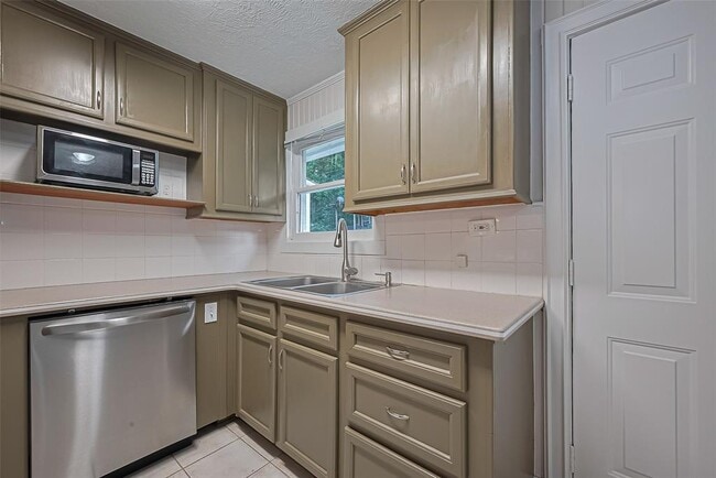 Building Photo - 1372 W Pine Lake Cir