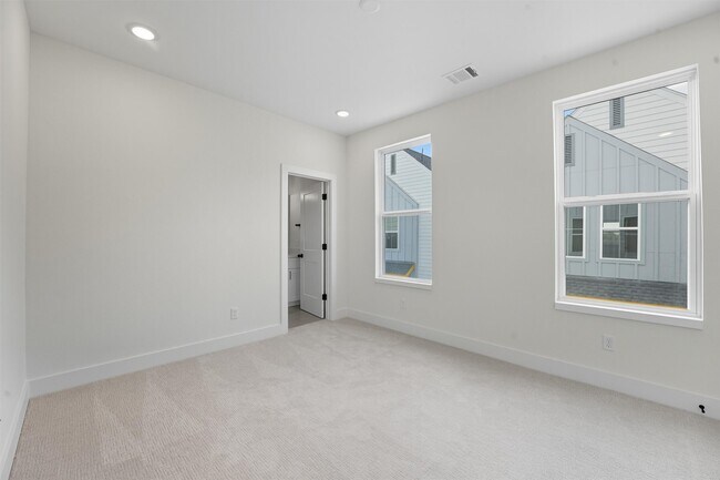 Building Photo - 3903 Pinemont Dr