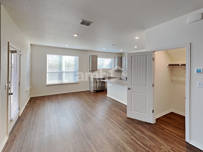 Building Photo - 425 Pebble Bend