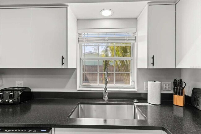 Building Photo - 1596 Idle Dr NE