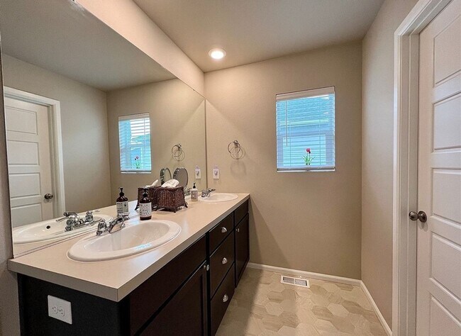 Building Photo - Beautiful Home Ten Trails Community Black Diamond