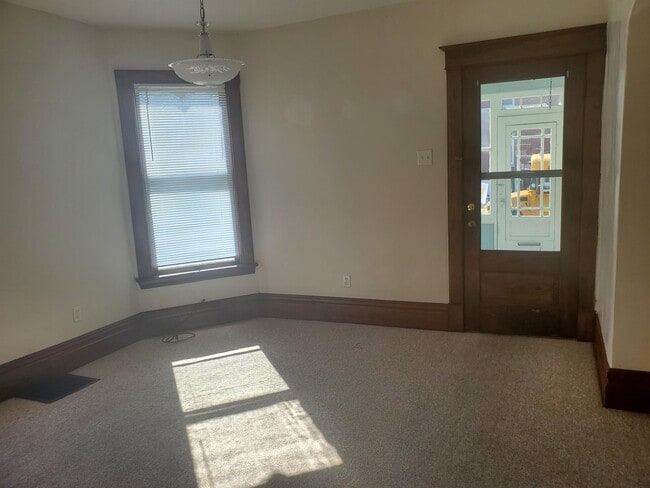 Building Photo - 383 Maple Ave
