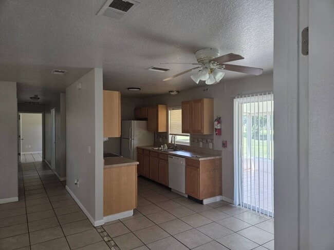Building Photo - 208 Mirador Dr
