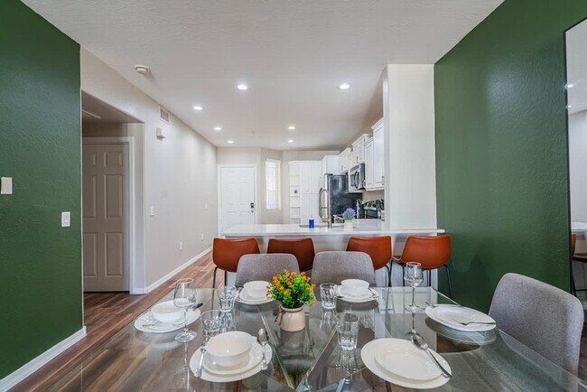 Building Photo - 1275 E University Dr