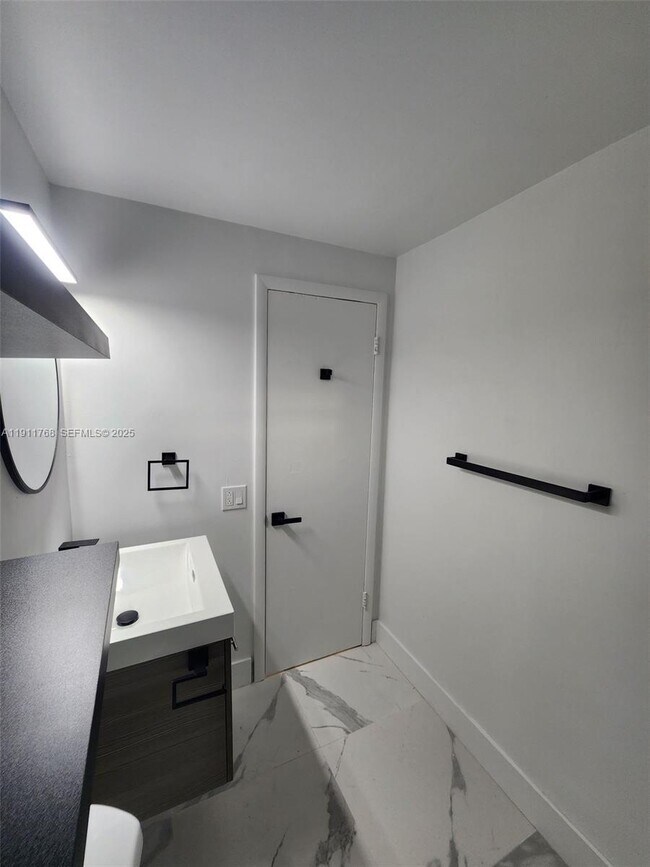 Building Photo - 2101 Normandy Dr