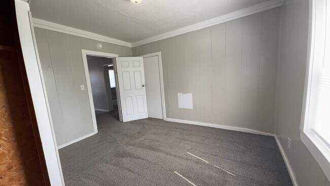Building Photo - 1521 E Kirby Ave