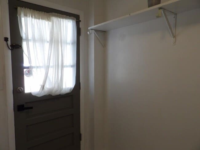 Building Photo - 917 9th Ave S