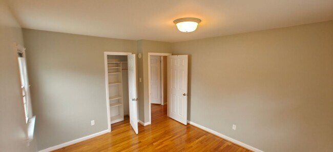 Building Photo - Walk to the river from this convenient rancher near Willow Oaks