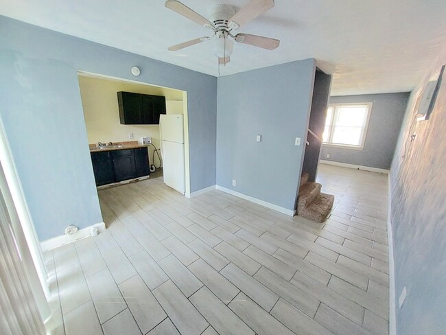 Building Photo - Gorgeous end unit townhome for rent in cen...