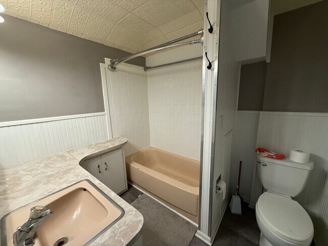 Building Photo - Charming 3-Bedroom Single Family Home in C...
