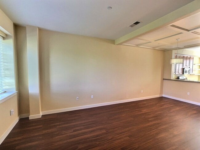 Building Photo - Ideally Located 3 Bedroom Townhouse with Cahill Park Views