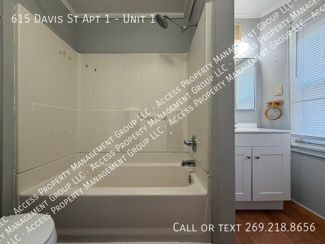 Building Photo - 615 Davis St