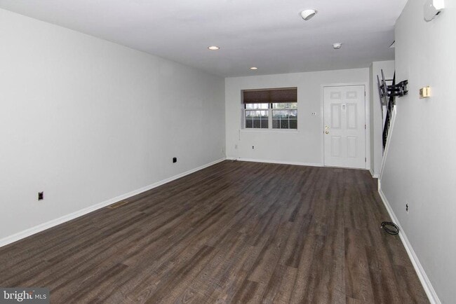 Building Photo - 1010 Hillsboro Ct