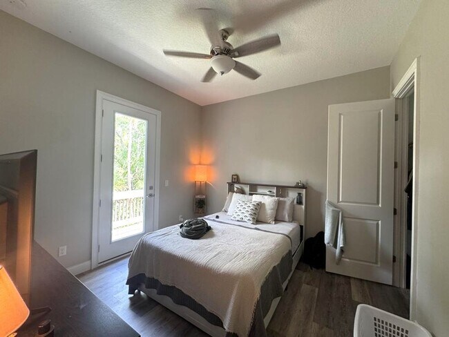 Building Photo - 4 Bedroom in Tomoka View