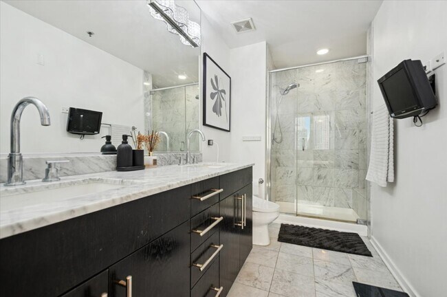 Building Photo - 123 S Green St