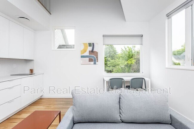 Building Photo - 323 S East St