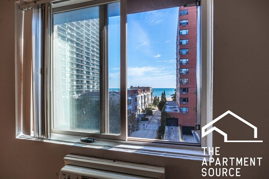 Building Photo - 5820 N Sheridan Rd