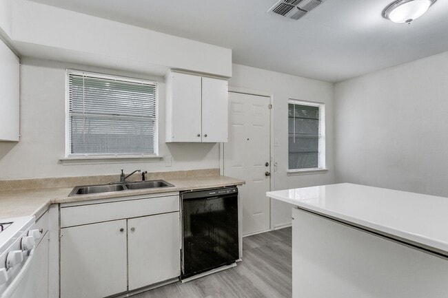 Building Photo - 528-S