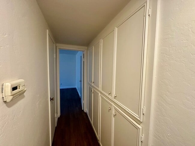 Building Photo - Beautiful Move-In Ready Two Bedroom Two Ba...