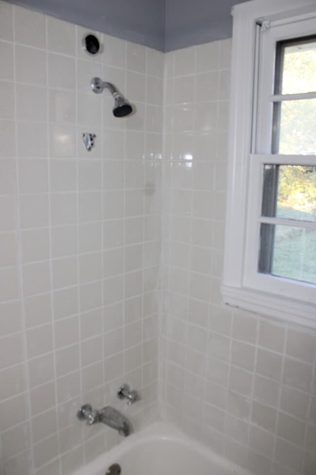 Building Photo - Spacious 3 bedrooms and 2 bath with vanity...