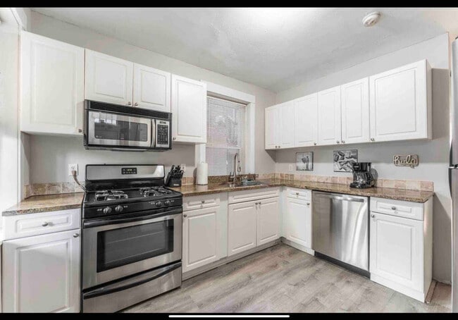 Building Photo - 1246 W Nelson St