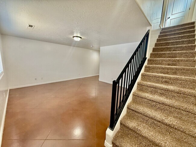 Building Photo - 3-BR Townhome Near Costco