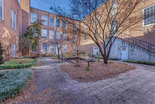 Building Photo - 523 N Bertrand St