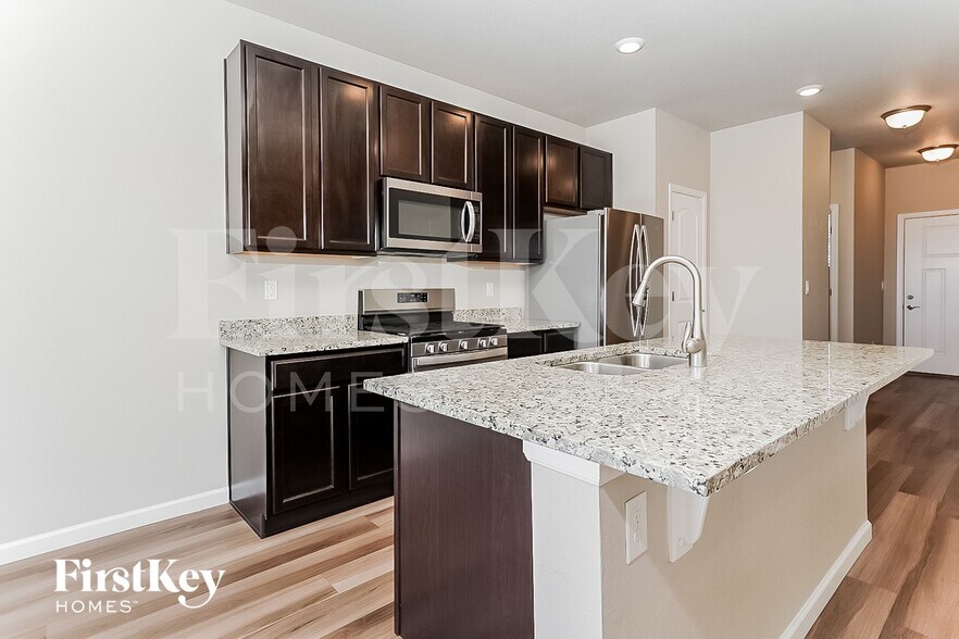 Building Photo - 1902 Villageview Ln