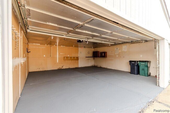 Building Photo - 629 N Vermont Ave