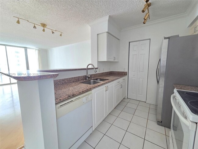 Building Photo - 1155 Brickell Bay Dr