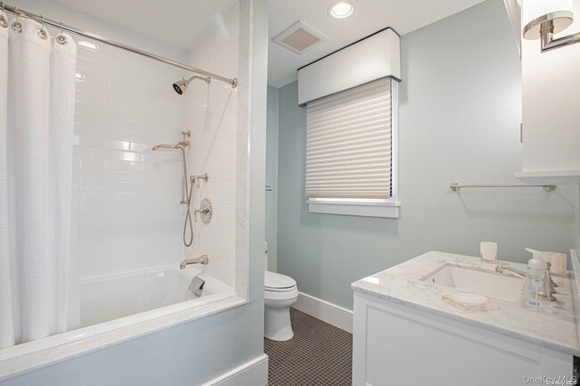 Building Photo - 11A Captree