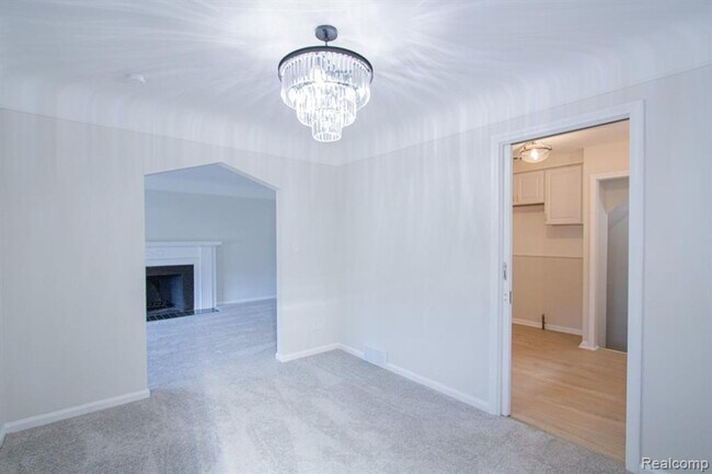 Building Photo - Beautifully renovated brick bungalow