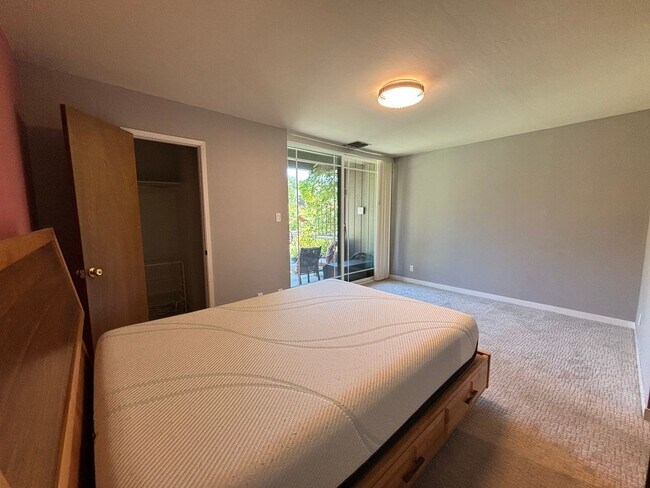 Building Photo - STUNNING NEWLY REMODELED CONDO WITH POOL &...