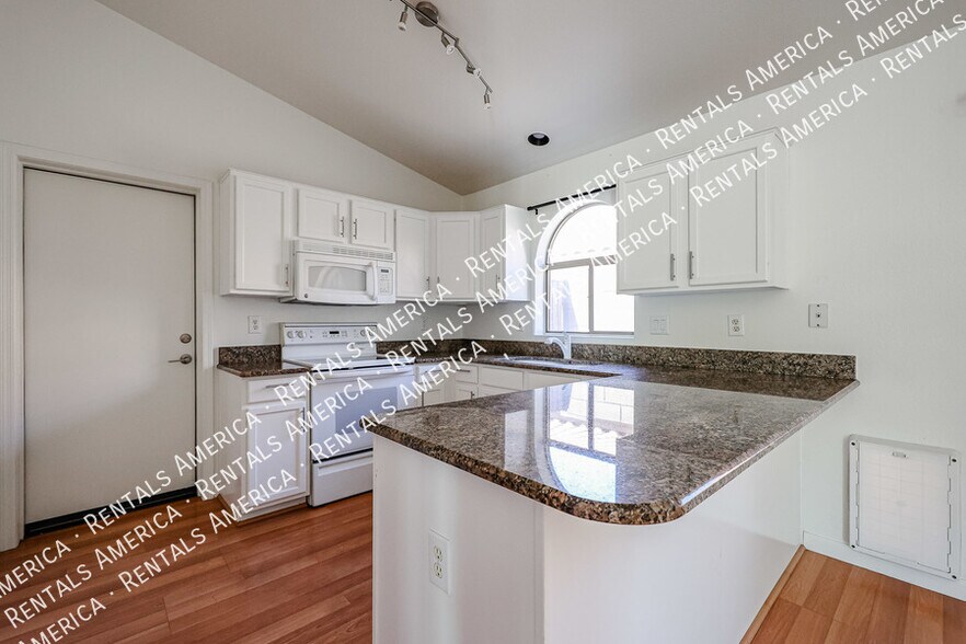 Building Photo - 568 E Sherri Dr