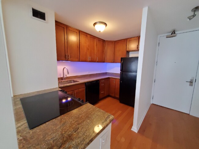 Building Photo - 4343 N Clarendon Ave