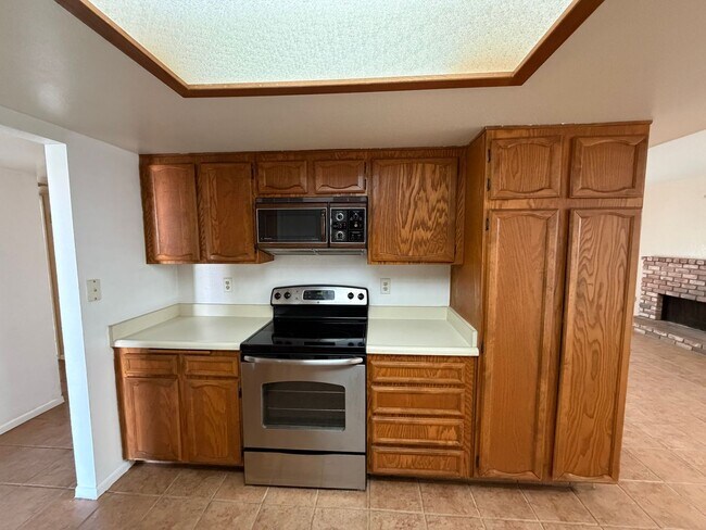 Building Photo - Wow Check out this 3 BD 2 BA SW Charmer near White Ln & Akers Road