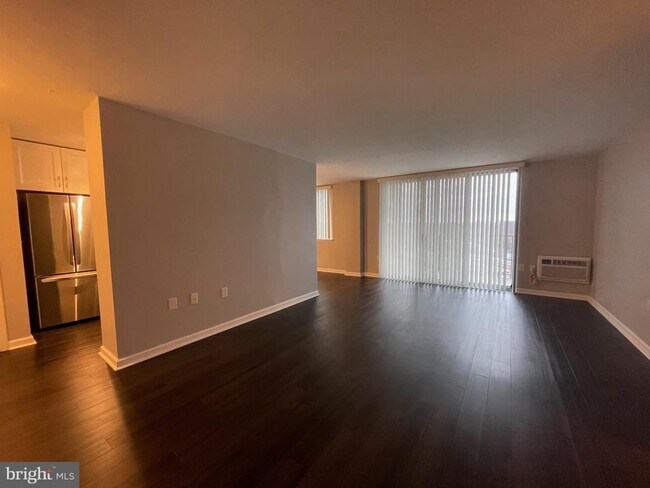 Building Photo - 3245 Rio Dr