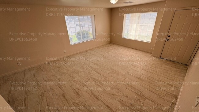 Building Photo - 3 bedroom/ 2 bathroom apartment