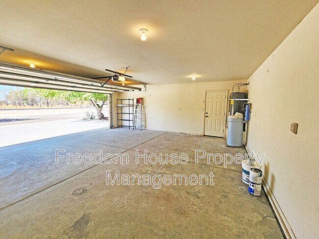 Building Photo - 3120 E Easy St