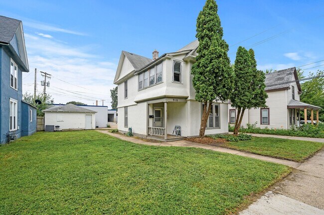 Building Photo - Cute 2BR 1 Bath Apartment Available 8/15