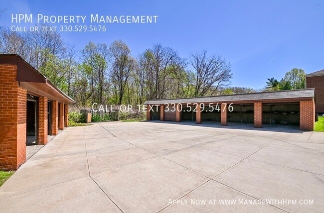 Building Photo - 885 S Green Rd