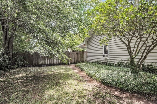 Building Photo - 18 Paddlecreek Ave