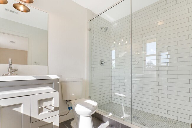 Building Photo - Huge (1,500 square feet) 2 bed, 2.5 bath in Lincoln Heights with parking, in-unit laundry and pri...