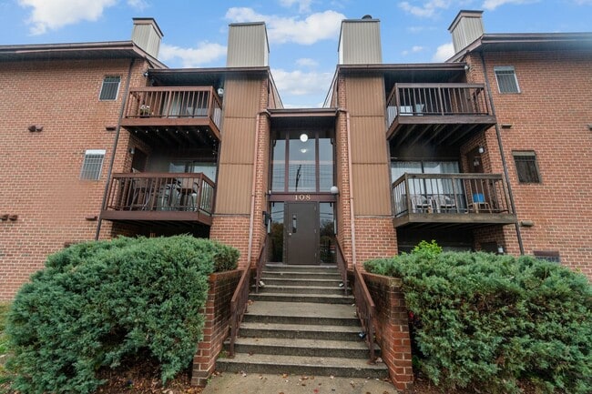 Open Concept and Renovated Top Level Condo... - 108 Mountain Rd Glen ...