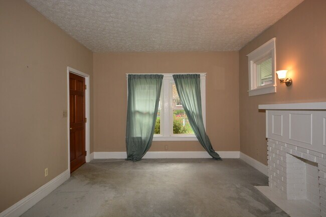 Building Photo - 2837 Hyde Park Plz